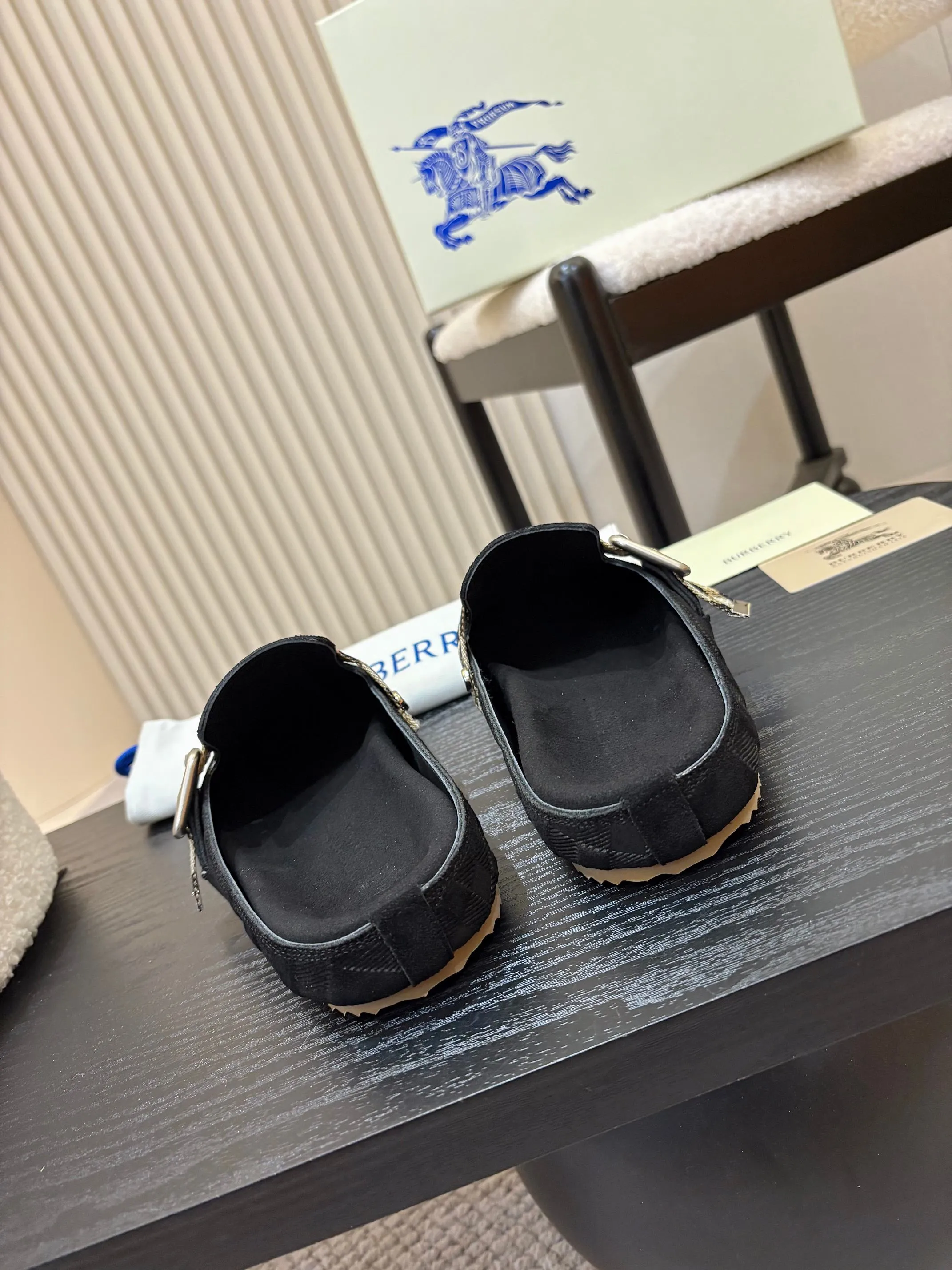 Men's Men's Shoes💰580 Burberry2025's hot-selling Birkenstock slippers are released, made of soft suede fabric and refined in Italian workshops. Featuring an embossed plaid pattern and an embossed sole embellished with the archive brand's logo. Features an adjustable B-shaped buckle strap and is embellished with the signature sand-colored Burberry check in jacquard worsted.   ✅Fabric: suede ✅Lining: silk cowhide ✅Outsole: TPU ✅Color: black, brown, pink, apricot 4 colors available ✅Code number: 35-45 for men and women (35, 45 customized)